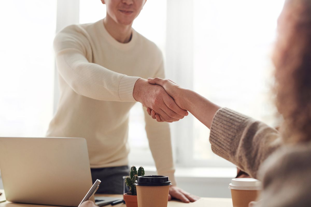 Handschlag im Büro einer Kanzlei